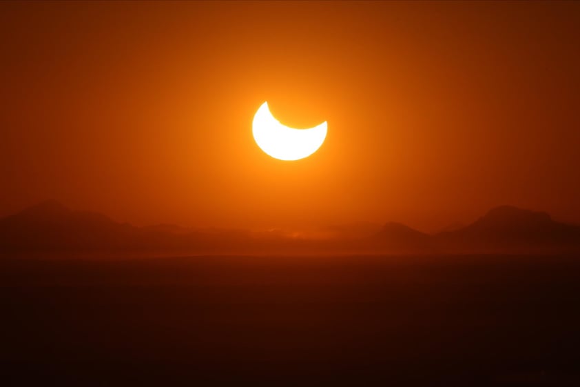 Este tipo de eclipse ocurre cada uno o dos años, pero solo son visibles desde una estrecha franja de la Tierra.