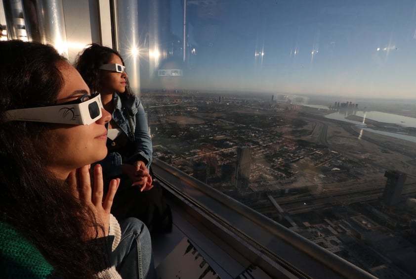 Miles de personas miraron al cielo y vitorearon y aplaudieron cuando el sol se transformó en una esfera negra por más de dos minutos, sumiendo el cielo en obscuridad. Otros centenares oraron en mezquitas.