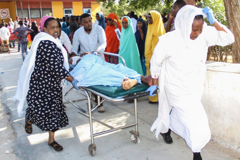 'Mando mis más profundas condolencias a las familias y amigos de que han perdido a seres queridos', declaró en una rueda de prensa el presidente somalí Mohamed Abdulahi Farmajo, 'está claro que los terroristas no dejaran (tranquila) a una sola persona en este país.