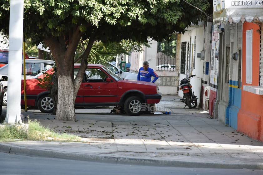 Trabajan. Algunos cuantos, además de tener los automóviles estacionados sobre el espacio exclusivo para los transeúntes, realizan sus labores en el mismo espacio, dificultando el paso.