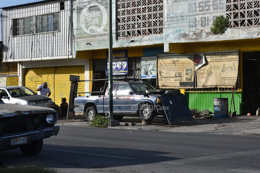 Obstruyen. Distintos talleres mecánicos a lo largo de la ciudad obstaculizan el paso de peatones con los vehículos dejados a media banqueta.