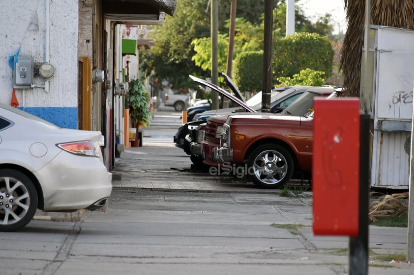 Contra la normativa. A pesar de que el Reglamento de Movilidad Urbana contempla como infracciones el indebido estacionamiento de los vehículos, ya sea obstruyendo el libre tránsito de las personas u obstaculizando el acceso a rampas para discapacitados, la práctica continúa.