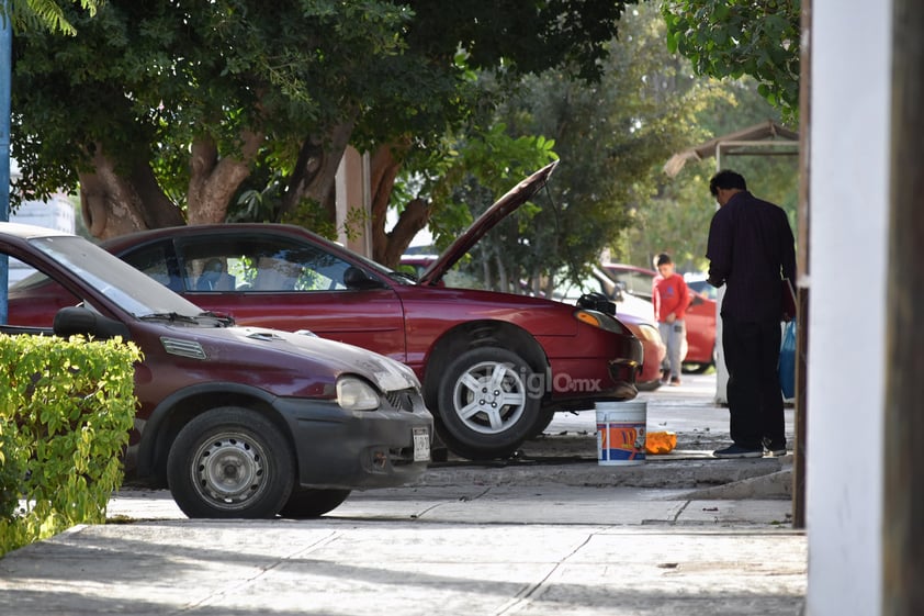 Llamado. Los ciudadanos de Torreón hacen un llamado a que se respete su espacio para caminar sobre las distintas vialidades de la ciudad, puesto que luego podrían sufrir un accidente.