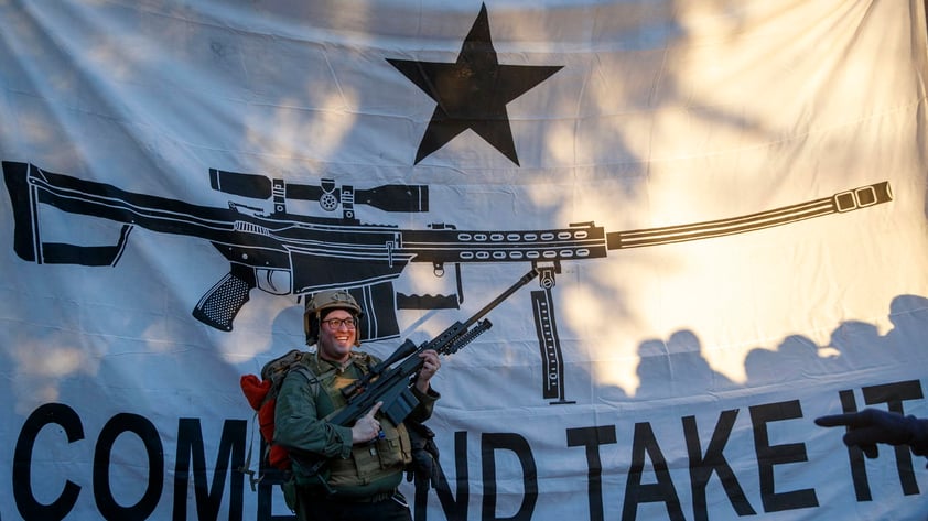 Miles de personas, en su mayoría hombres, protestaron este lunes en los alrededores del Capitolio estatal de Richmond, en Virginia (EUA), en respuesta a las restricciones a la posesión y porte de armas que los legisladores demócratas quieren imponer en este estado.