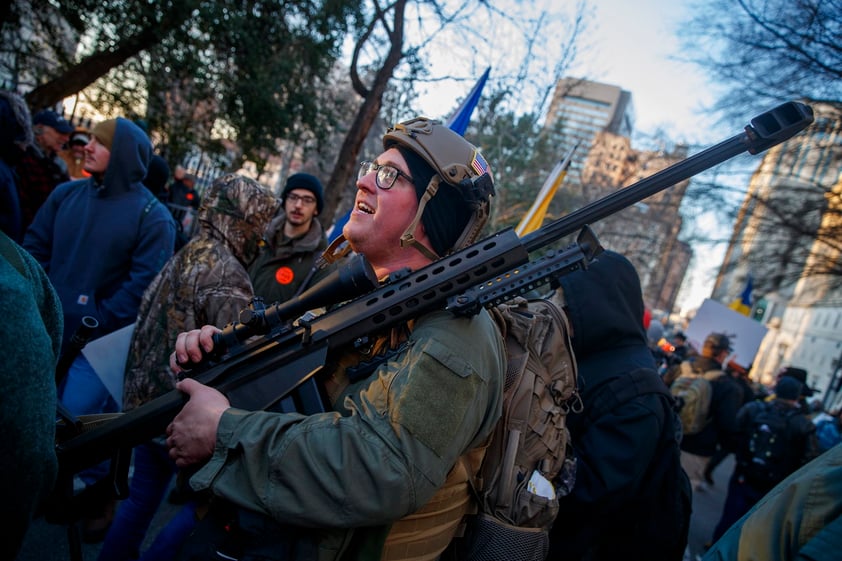 Junto al también gobernador demócrata Raph Northam, los legisladores progresistas han prometido sacar adelante leyes estatales para un mayor control de las armas de fuego, lo que ha suscitado la convocatoria de este lunes.