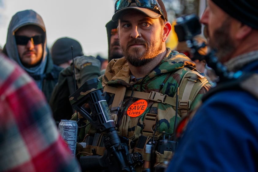 '¡El derecho de la gente a mantener y portar armas no será violado!', gritó Heller, quien también coreó el texto de la Segunda Enmienda junto a la multitud.