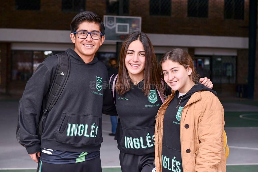 Marco Antonio,Marijose y Roberta.