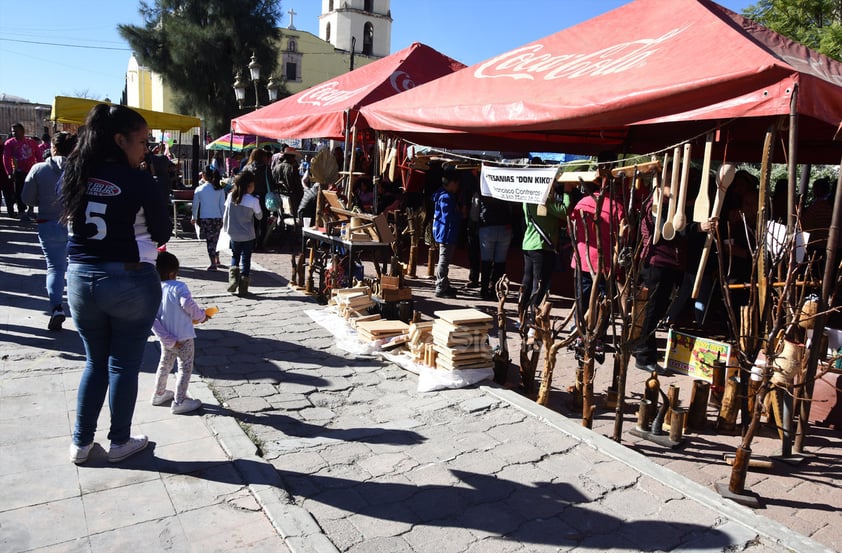 Artesanías. Las artesanías de este poblado se basan en productos talladoes en madera, y los creados con ixtle, además de prensas realizadas del piel.