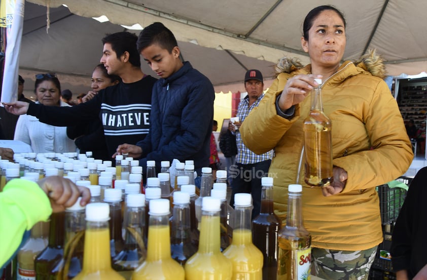 Un buen sotol. El sotol es la bebida típica que se produce artesanalmente, el cual surge de un agave silvestre como es un matorral, que debe subsistir bajo calor desértico.