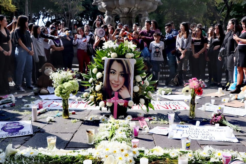 Sin embargo, las manifestantes criticaron al presidente en las pintas que realizaron en las paredes de los edificios capitalinos y en una cruz rosa que colocaron en la calle frente a Bellas Artes.