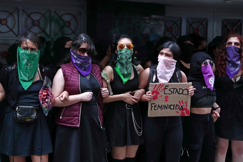 Grupos feministas y encapuchadas se manifestaron afuera del periódico La Prensa en protesta por la publicación de las imágenes del feminicidio de Ingrid Escamilla; y causaron destrozos