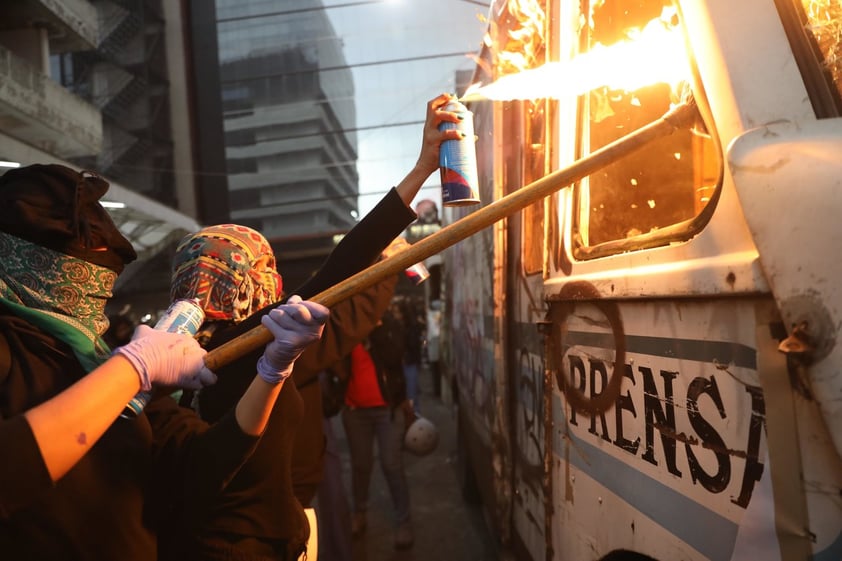 En las instalaciones de uno de los periódicos, las manifestantes pintaron los muros, vandalizaron cuatro camiones repartidores e, incluso, incendiaron uno de ellos, a lo que la policía capitalina respondió con extintores.