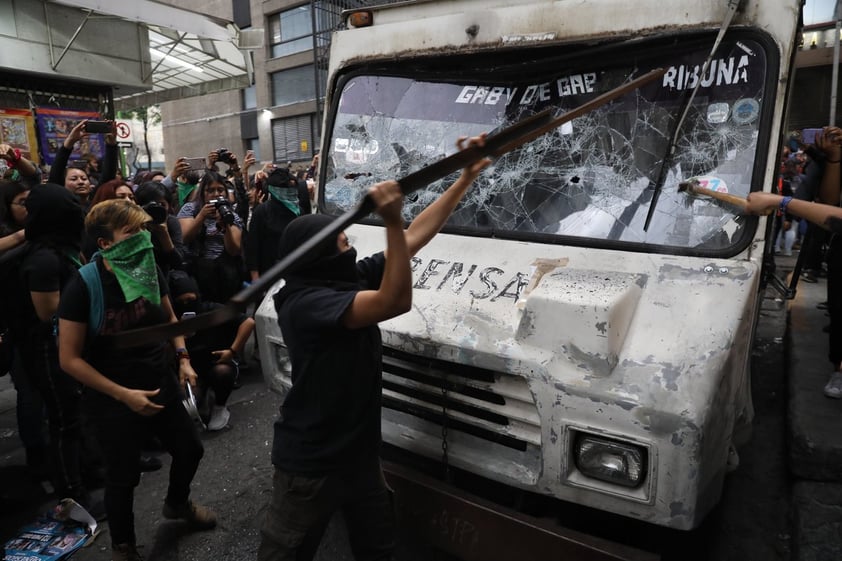 En las instalaciones de uno de los periódicos, las manifestantes pintaron los muros, vandalizaron cuatro camiones repartidores e, incluso, incendiaron uno de ellos, a lo que la policía capitalina respondió con extintores.