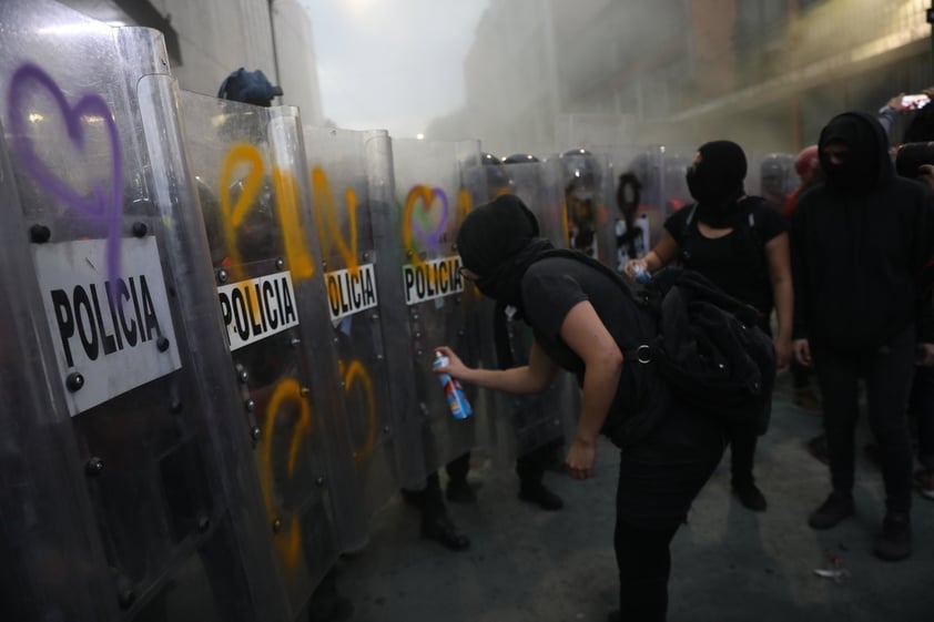 En las instalaciones de uno de los periódicos, las manifestantes pintaron los muros, vandalizaron cuatro camiones repartidores e, incluso, incendiaron uno de ellos, a lo que la policía capitalina respondió con extintores.