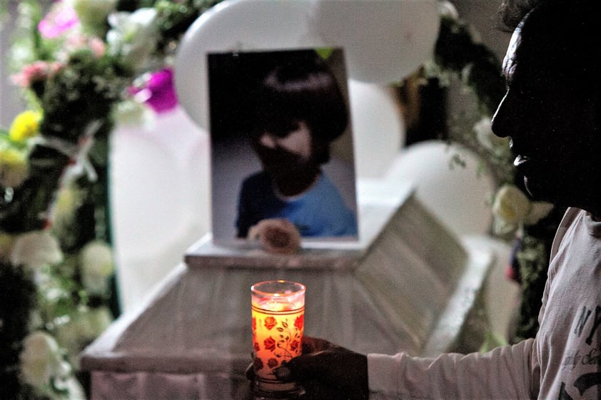 Familiares de Fátima Cecilia, víctima de feminicidio, durante el velorio con cuerpo presente en su domicilio ubicado en María Dolores Obregón de la colonia San Sebastián alcaldía Xochimilco.