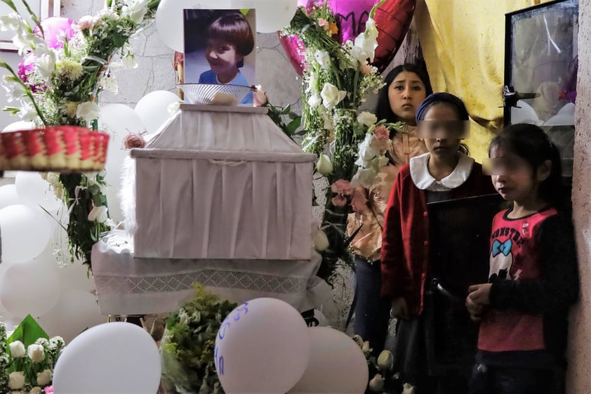 Familiares de Fátima Cecilia, víctima de feminicidio, durante el velorio con cuerpo presente en su domicilio ubicado en María Dolores Obregón de la colonia San Sebastián alcaldía Xochimilco.