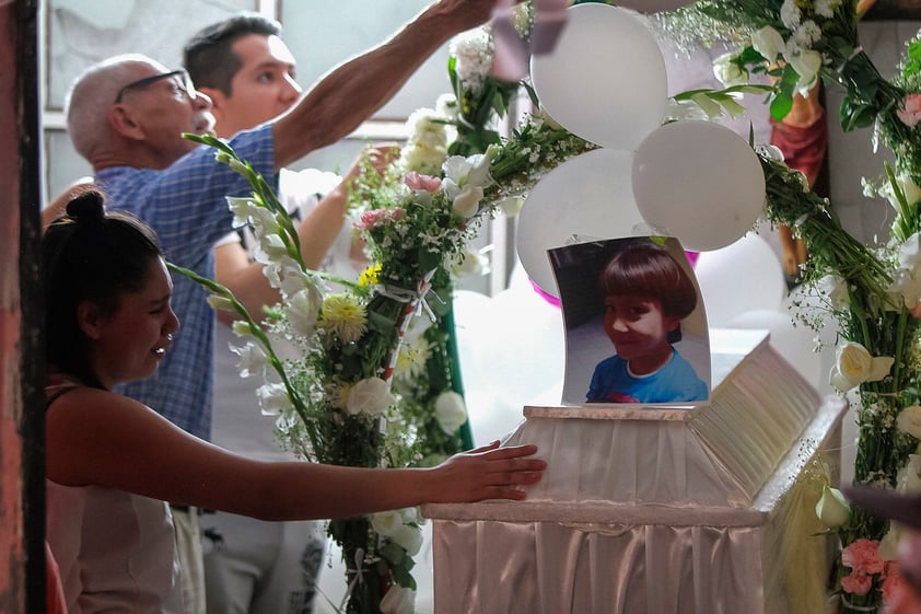 Familiares de Fátima Cecilia, víctima de feminicidio, durante el velorio con cuerpo presente en su domicilio ubicado en María Dolores Obregón de la colonia San Sebastián alcaldía Xochimilco.