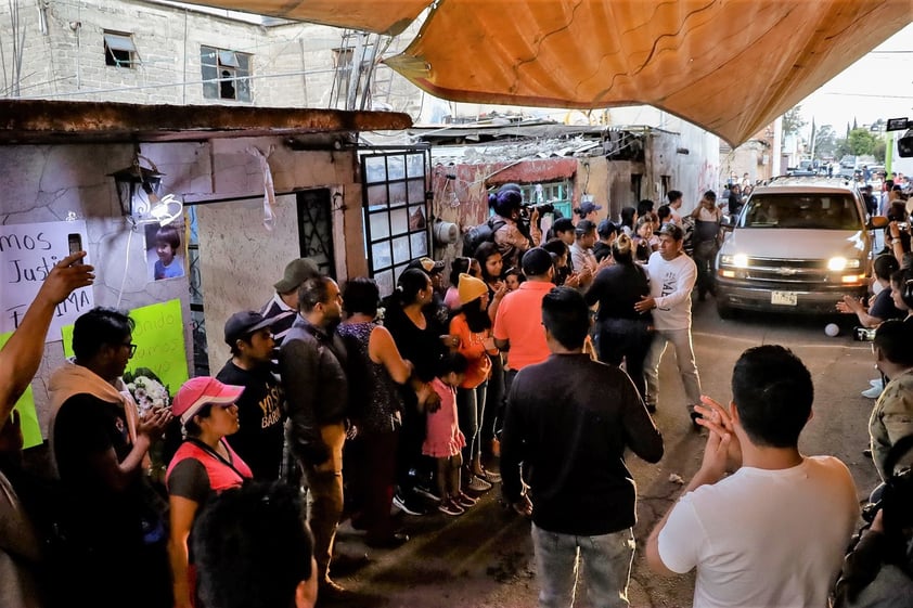 Familiares de Fátima Cecilia, víctima de feminicidio, durante el velorio con cuerpo presente en su domicilio ubicado en María Dolores Obregón de la colonia San Sebastián alcaldía Xochimilco.