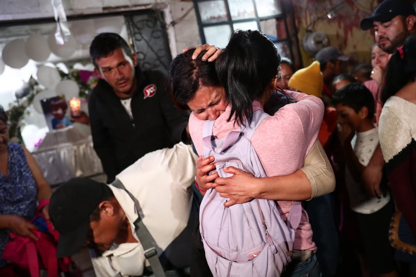 La señora María Magdalena Antón Fernández, madre de la menor Fátima cuyo cuerpo fue localizado en un predio en Tláhuac, al momento de que les fueron entregados los restos de la menor en su casa, donde familiares, vecinos y amigos le esperaban para darle el último adiós, en un clima de profunda consternación en el pueblo Tulyehualco, en la alcaldía Xochimilco, al sur de la Ciudad de México.