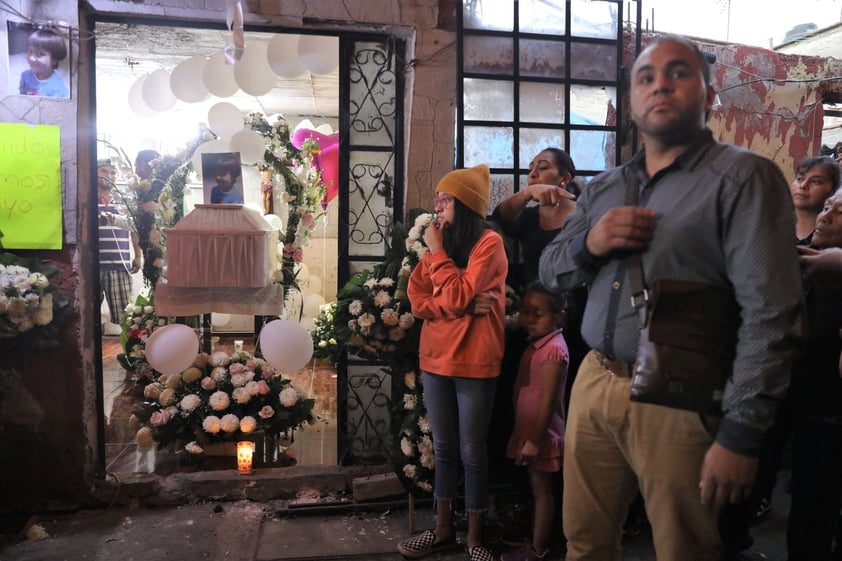 Personas asisten al funeral de la niña Fátima este lunes en el barrio de Tulyehualco en Ciudad de México (México). El cuerpo de Fátima Cecilia Aldriguett fue encontrado este fin de semana en una bolsa de plástico sin órganos y con signos de tortura en la alcaldía Tlahuac, en el sur de la capital mexicana, cerca de Santiago Tulyehualco, donde vivía con su familia. Sin haberse recuperado todavía de la conmoción por el asesinato la semana pasada contra Ingrid Escamilla, descuartizada presuntamente a manos de su pareja, México amaneció con la noticia de un nuevo crimen escabroso.