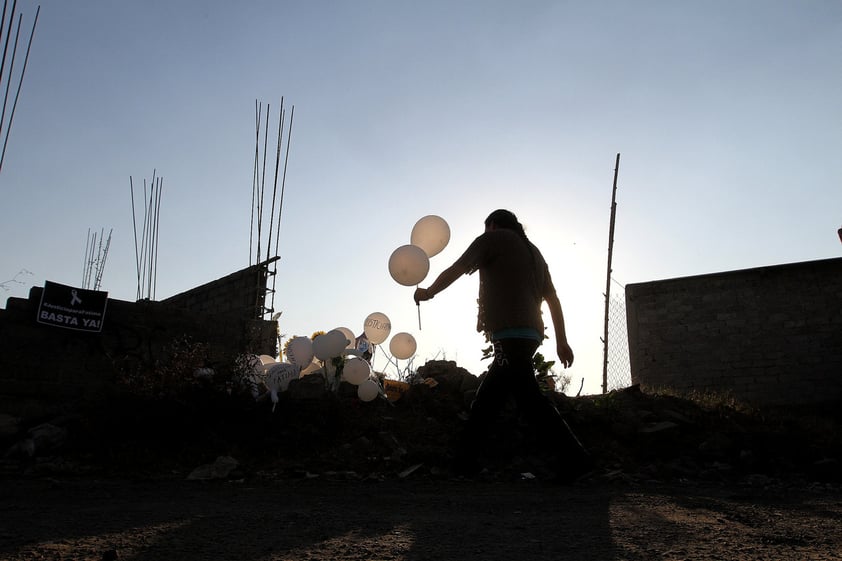 Una movilización salió de la escuela Enrique Rébsamen rumbo al punto donde fue localizado el cuerpo de Fátima Cecilia para colocar un memorial en contra de la violencia de género en el Camino Atotolco del Nuevo panteón vecinal San Pedro Tláhuac II.