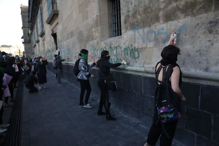 Las mujeres realizaron pintas de consignas como 'AMLO indiferente'.