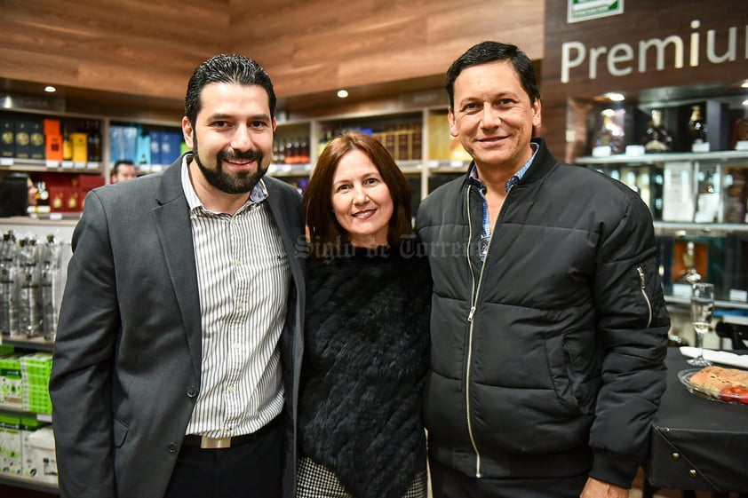 Antonio Rodriguez,Gabriela de Cervantes y Luis Felipe Cervantes.