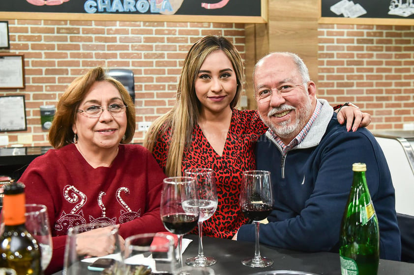 Laura Garcia,Marcela Delgado y Carlos Delgado.