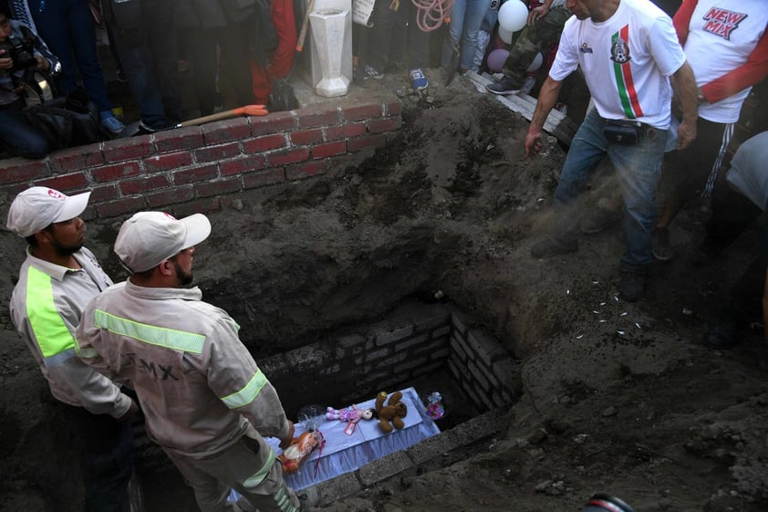 'Hija, sé que ahora estás con Dios, nunca nadie apagará tu bella sonrisa, descansa angelito, te amamos, vives en nuestros corazones, descansa en paz', escribió uno de sus familiares, quien acompañó la publicación con una foto de la niña.