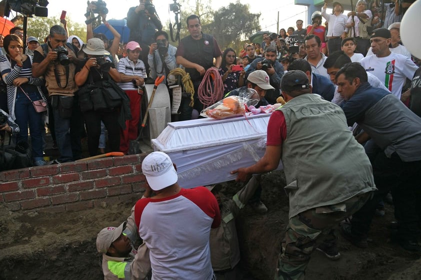 Familiares y amigos durante el entierro de la niña Fátima en Tuyehualco, alcaldía Xochimilco.