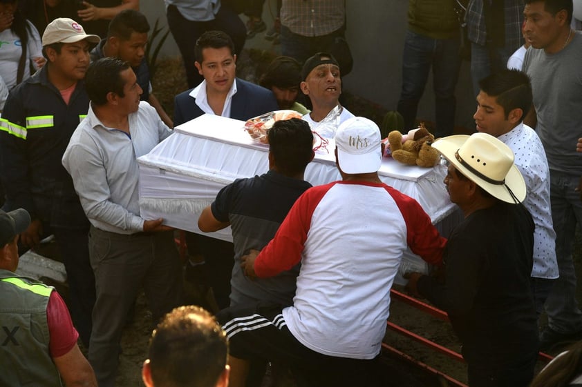 Llevan el cuerpo de la casa donde fue velada, al cementerio. El cuerpo va en un pequeño ataúd blanco. La música suena y los familiares llevan también peluches que le gustaban a la niña.