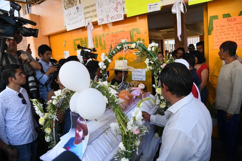 Llevan el cuerpo de la casa donde fue velada, al cementerio. El cuerpo va en un pequeño ataúd blanco. La música suena y los familiares llevan también peluches que le gustaban a la niña.