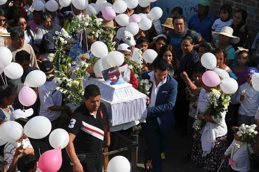 Con mariachis y peluches, amigos, familiares y vecinos de la alcaldía Tláhuac en la Ciudad de México dan el último adiós a la pequeña Fátima, la niña cuyo asesinato ha conmocionado a México.