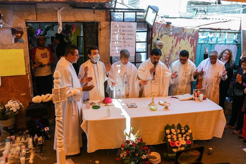 Sacerdotes ofician una misa durante el funeral de la niña Fatima Aldriguett este martes, en el barrio Tulyehualco de la Ciudad de México (México).