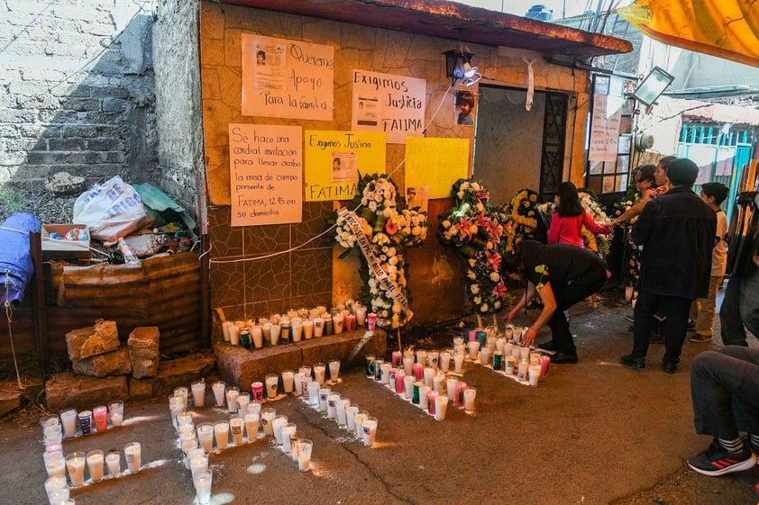 Familiares y amigos en la misa de cuerpo presente de la niña Fátima en Tuyehualco, alcaldía Xochimilco.