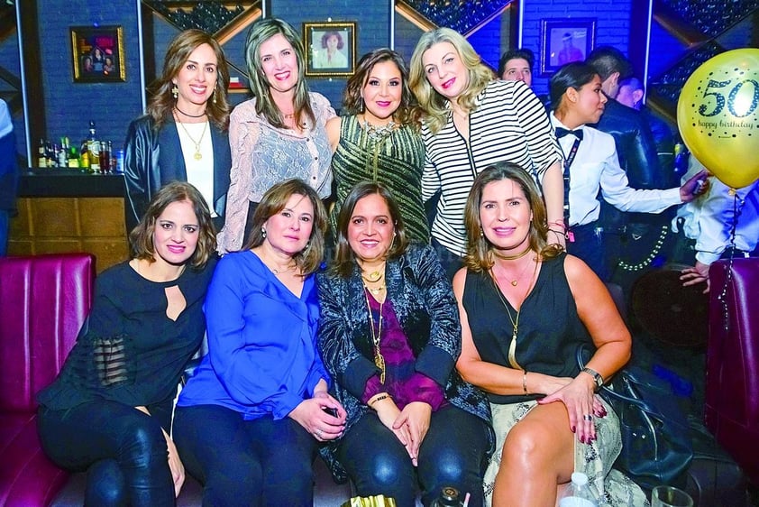 Lizeth Safa en compañía de algunas de sus amigas