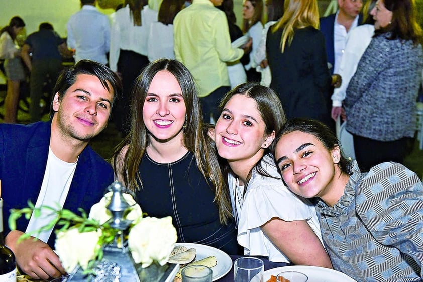 Jorge,Roxana,Romina y Mary Carmen.