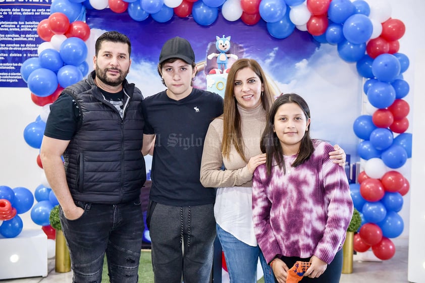 Alejandro y Marcela con sus hijos Alex y Romina.