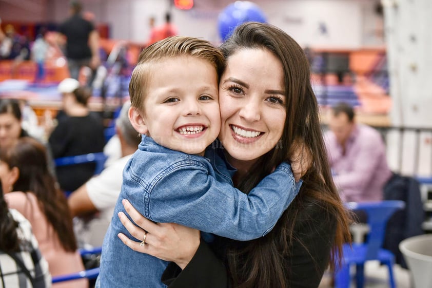 Franco con su mama Karen Dominguez.