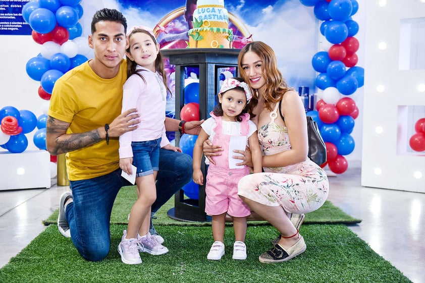 Hugo Rodriguez,Karen Gomez con sus hijas Sofi y Katy.