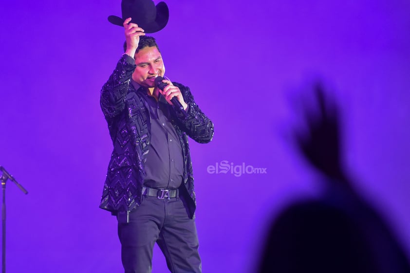 Con un sombrero que le costó 500 pesos, según contó el joven Julián Arreola, acudió al Coliseo con todas las ganas de bailar al ritmo de las canciones del, 'compadre Julión'.