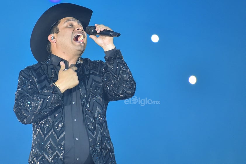 Julión Álvarez lo volvió a hacer. Tras una larga ausencia en La Laguna de Coahuila, ya que el año pasado estuvo en la Feria de Gómez Palacio, el cantante reunió a miles de fanáticos durante su paso anoche por el Coliseo Centenario.