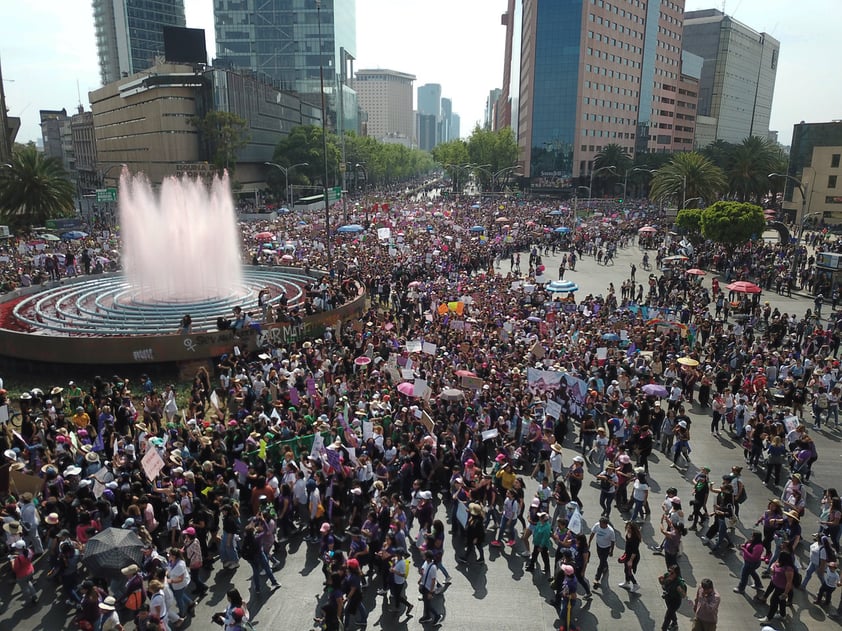 Unas 80 mil mujeres partieron a las 14:00 horas del Monumento a la Revolución y marcharon hasta el Zócalo capitalino para exigir un alto a la violencia de género.