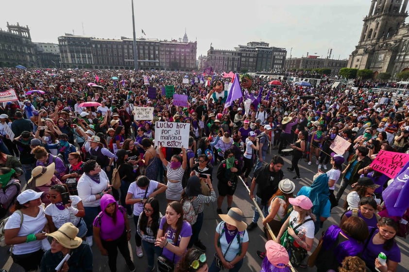 Unas 80 mil mujeres partieron a las 14:00 horas del Monumento a la Revolución y marcharon hasta el Zócalo capitalino para exigir un alto a la violencia de género.