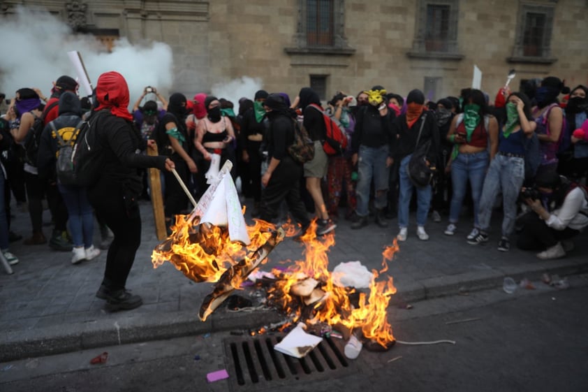 Unas 80 mil mujeres partieron a las 14:00 horas del Monumento a la Revolución y marcharon hasta el Zócalo capitalino para exigir un alto a la violencia de género.