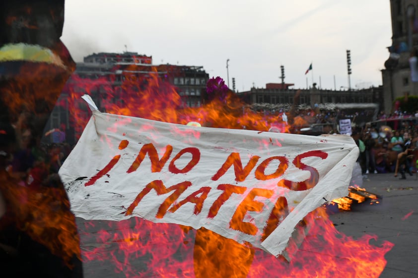 Unas 80 mil mujeres partieron a las 14:00 horas del Monumento a la Revolución y marcharon hasta el Zócalo capitalino para exigir un alto a la violencia de género.