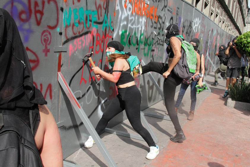 Unas 80 mil mujeres partieron a las 14:00 horas del Monumento a la Revolución y marcharon hasta el Zócalo capitalino para exigir un alto a la violencia de género.