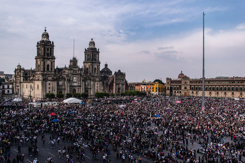 Unas 80 mil mujeres partieron a las 14:00 horas del Monumento a la Revolución y marcharon hasta el Zócalo capitalino para exigir un alto a la violencia de género.