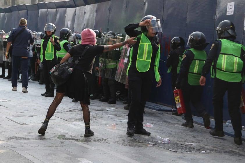 Unas 80 mil mujeres partieron a las 14:00 horas del Monumento a la Revolución y marcharon hasta el Zócalo capitalino para exigir un alto a la violencia de género.