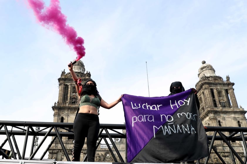 Unas 80 mil mujeres partieron a las 14:00 horas del Monumento a la Revolución y marcharon hasta el Zócalo capitalino para exigir un alto a la violencia de género.